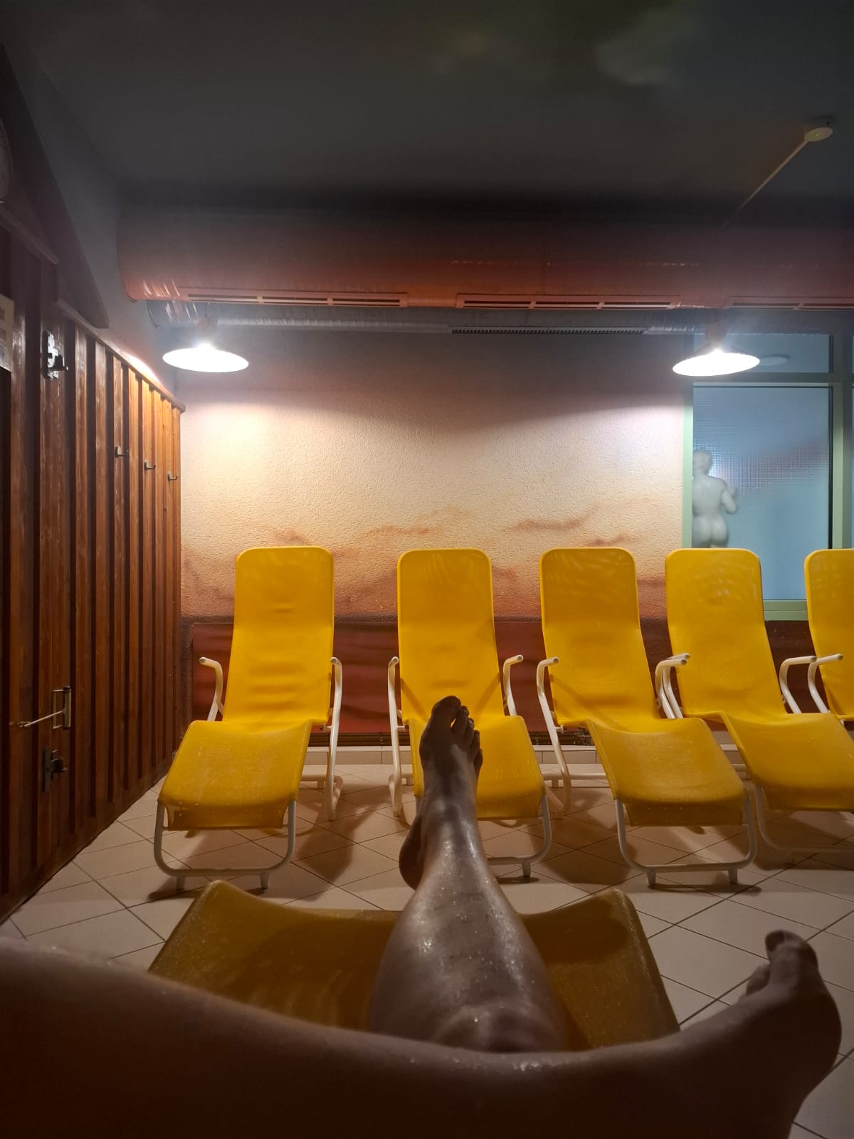 Ruhebereich einer Sauna mit warmer Beleuchtung und entspannter Atmosphäre